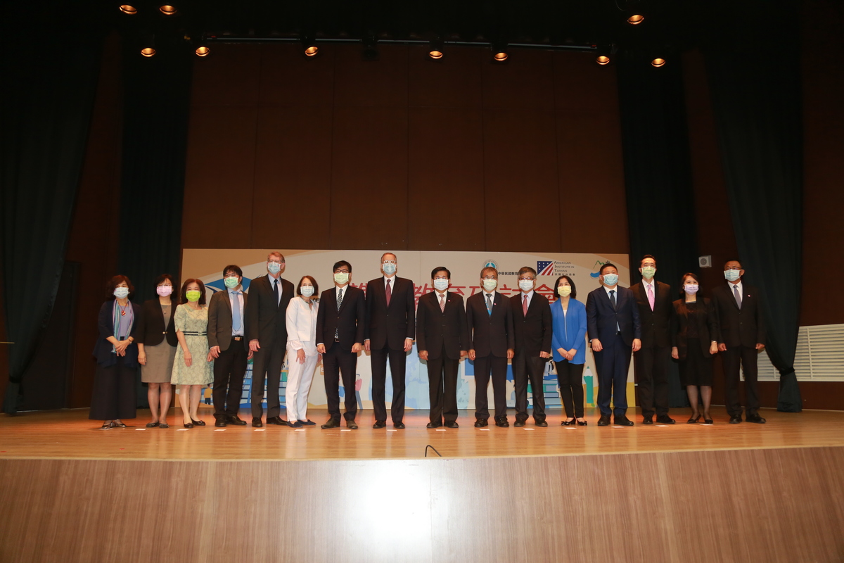 The Ministry of Education (MOE) and American Institute in Taiwan (AIT) jointly  organized the U.S.-Taiwan Education Initiative – Bilingual Education Symposium held in NSYSU. Minister of Education Pan Wen-chung (ninth from the left) announced the establishment of the first Bilingual Education and Training Base in Taiwan at NSYSU.