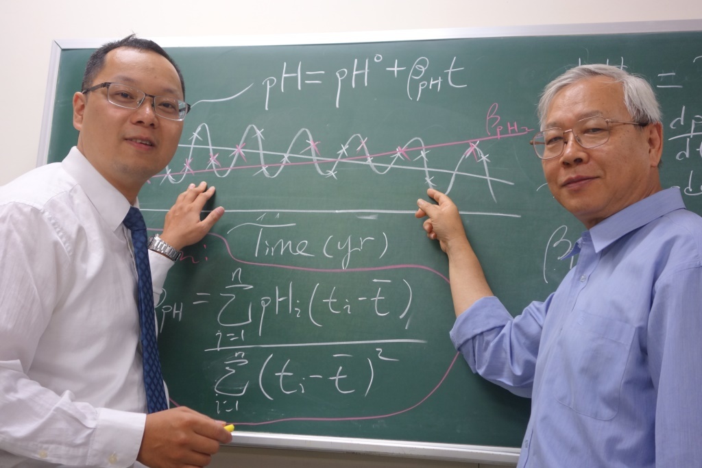 與指導教授陳鎮東講座合影圖片