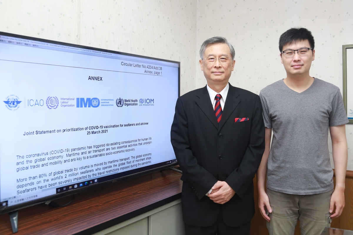 Director of the Center for Marine Policy Studies Distinguished Professor Nien-Tsu Alfred Hu (on the left) and Peng-Kuang Chu (on the right), a researcher of the CMPS and doctoral student at the Graduate Institute of Political Science of NSYSU, gave an explanation on the “Joint Statement on prioritization of COVID-19 vaccination for seafarers and aircrew”.