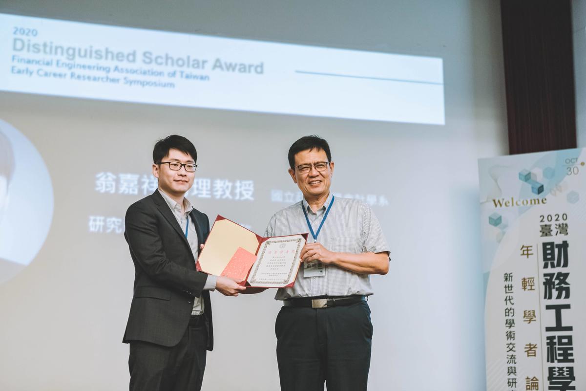 Chair Professor Min-Teh Yu – former Director-General of FEAT to hand in Symposium Outstanding Young Scholar Awards.