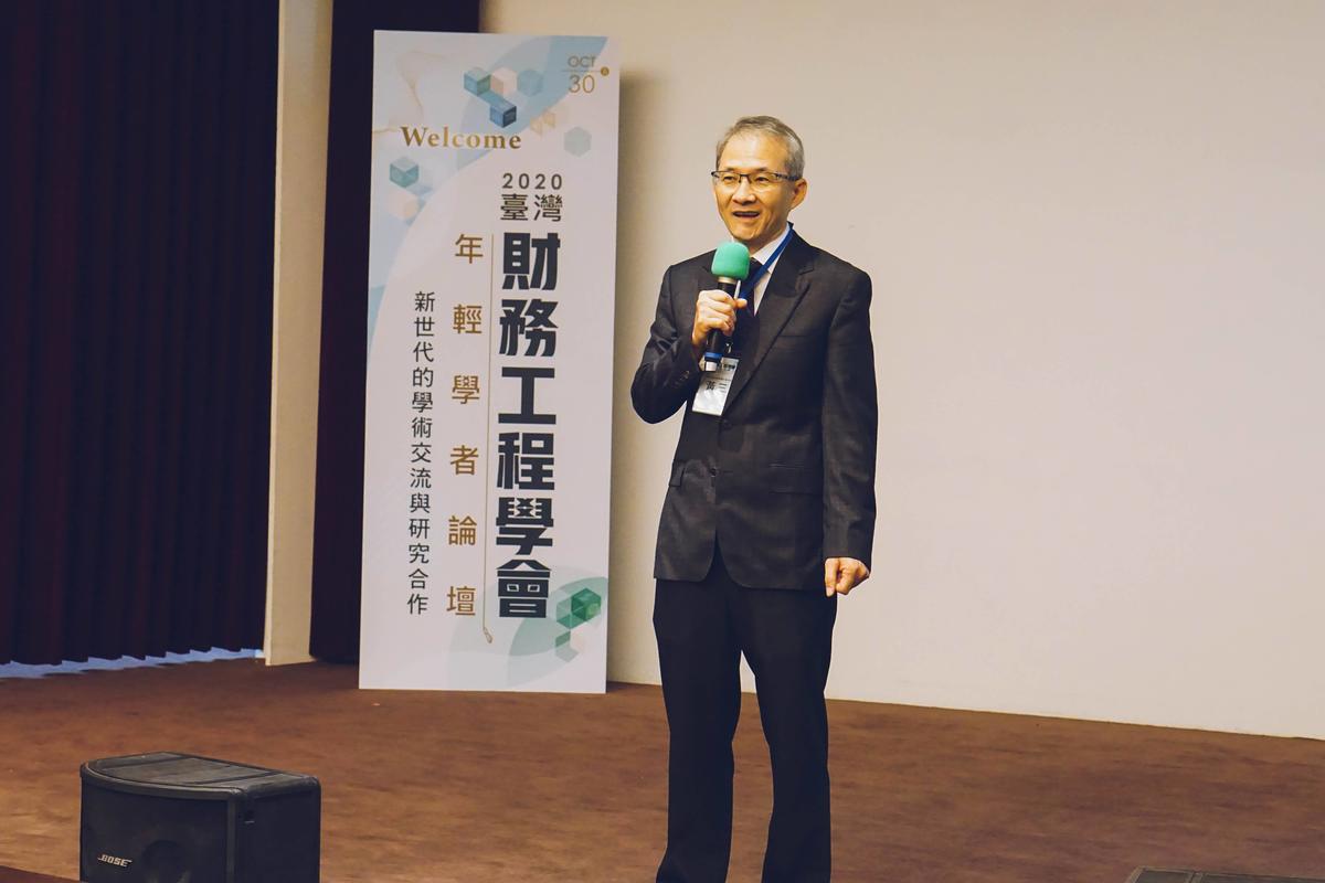 Dean of the College of Management, NSYSU, Professor San-Yih Hwang giving a speech.