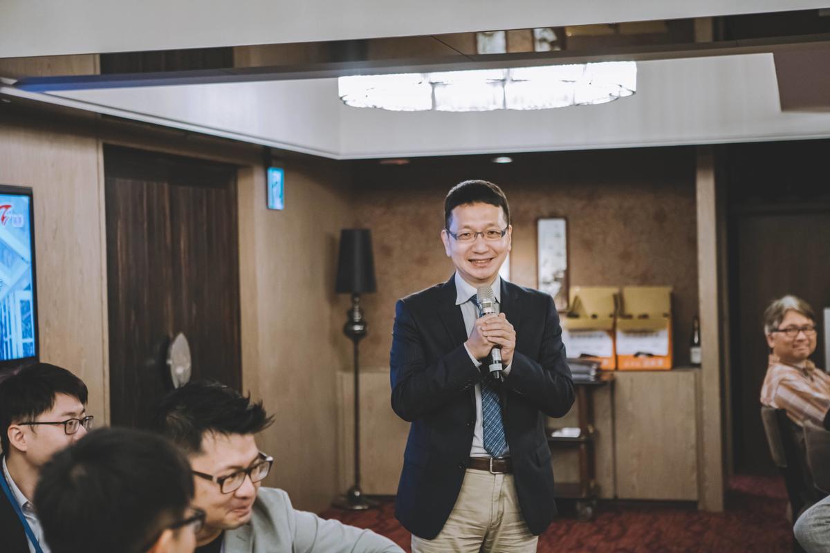 NSYSU Senior Vice President and Chair Professor Mitch Chou giving a speech during the evening banquet.