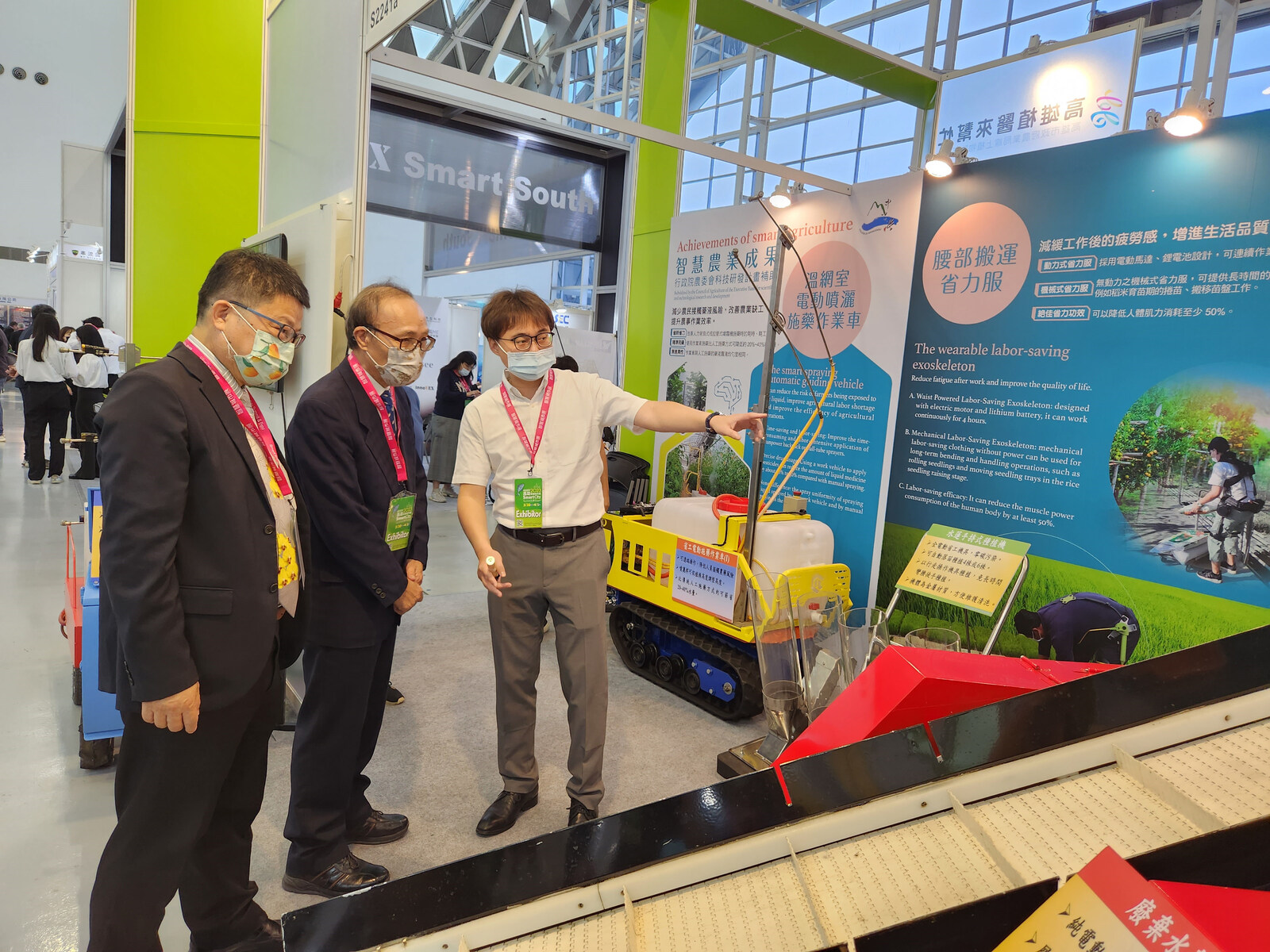 Wei-Chih Lin, an associate professor of the Department of Mechanical and Electro-Mechanical Engineering at NSYSU, introduced the electric spraying vehicle and the crested floating heart labor-saving machine to Tien-Shou Chen, Deputy Minister of the Ministry of Agriculture at the 2023 Smart City Summit & Expo in Kaohsiung.