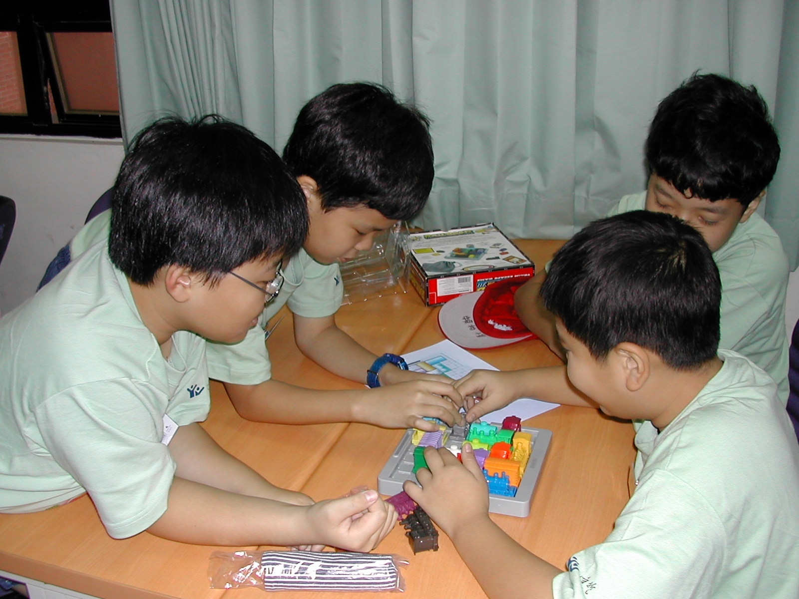 2002遠哲西子灣數學發現之旅在中山大學舉辦。圖片
