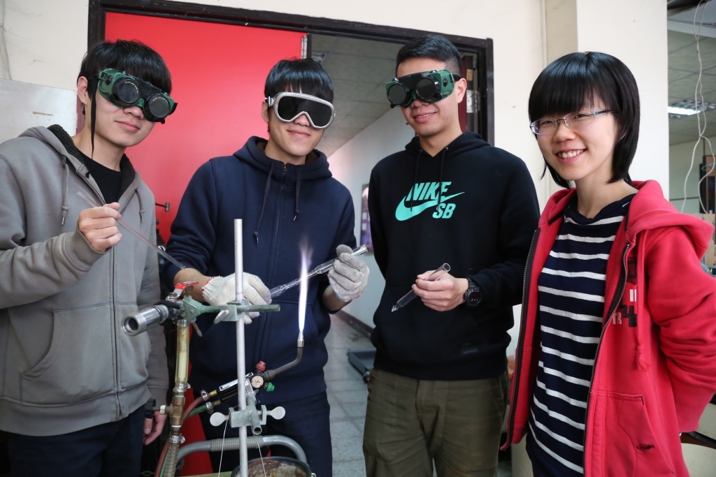 Assistant Professor Hsin-jay Wu (right) and her research teamImage