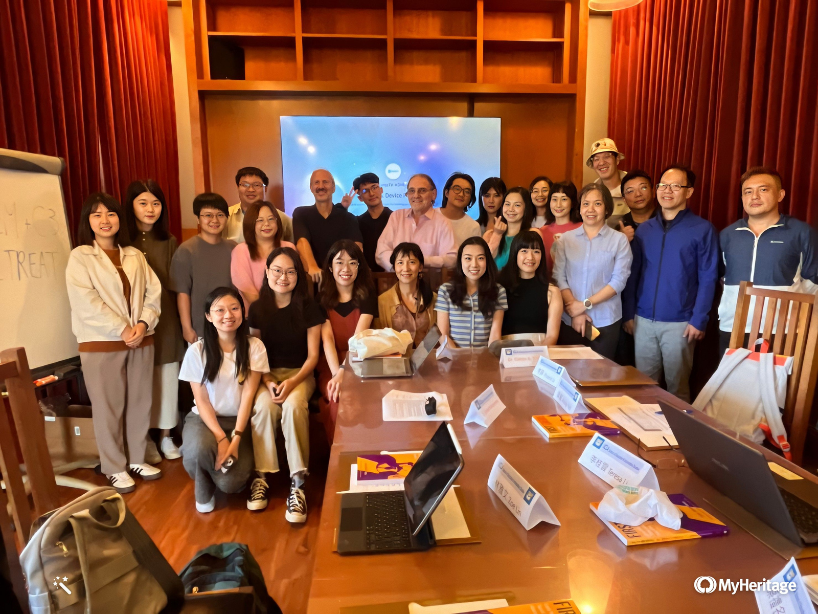 Taiwanese members participating in the Summer Program took group photos with UCLA Professor Carlos Torres and Arizona State University Professor Daniel Schugurensky.
