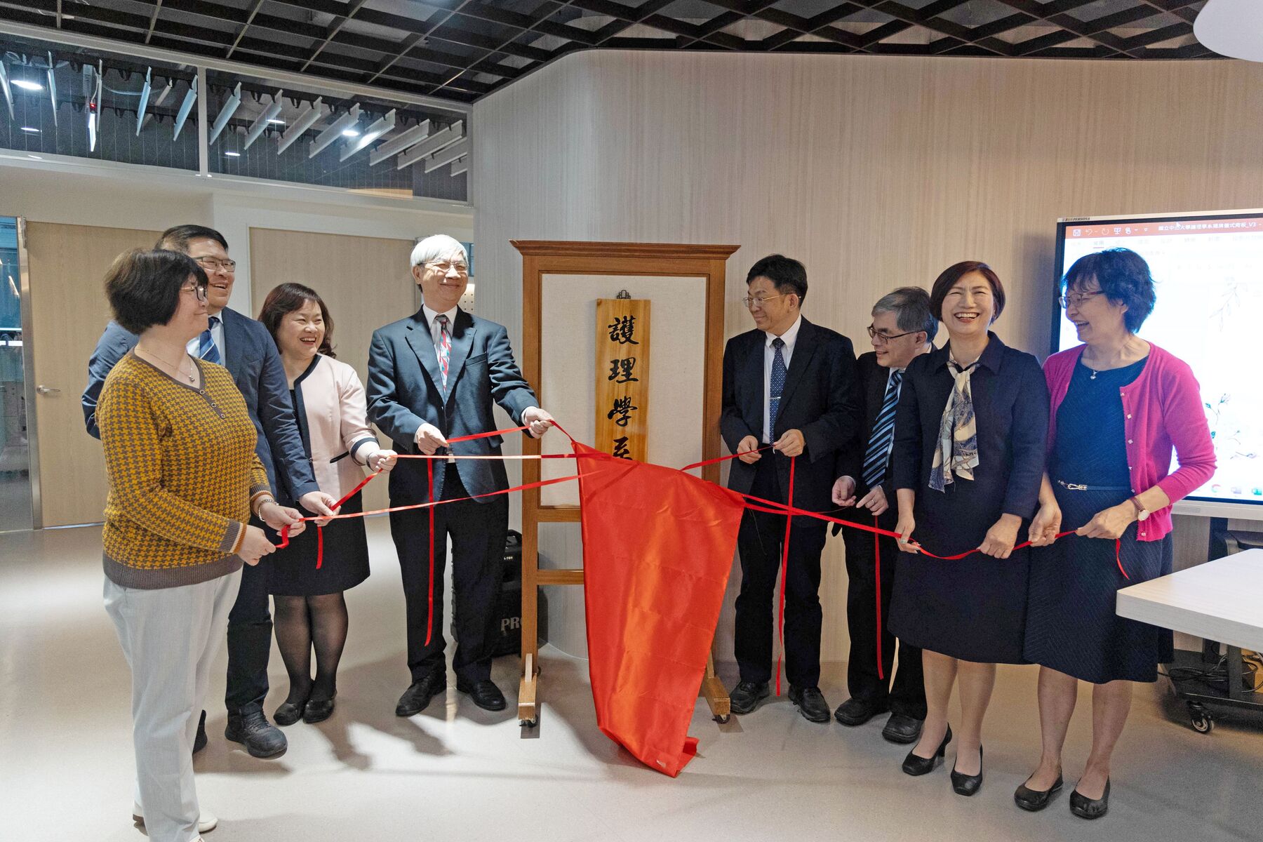 The first Department of Nursing of a national university in the Kaohsiung-Pingtung region is unveiled: NSYSU cultivates scientific and technological nursing talents