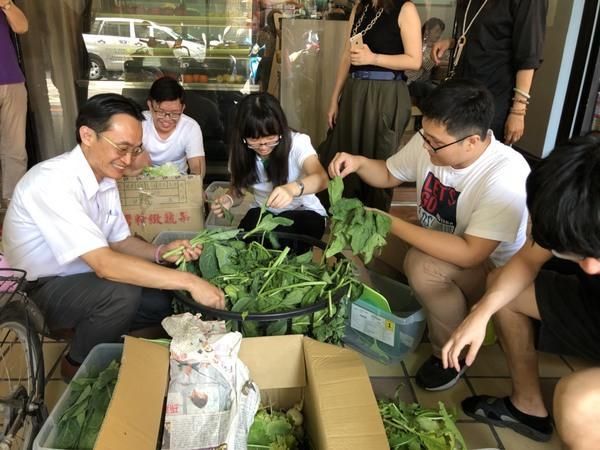 Teachers and students select and classify vegetables and fruits.Image