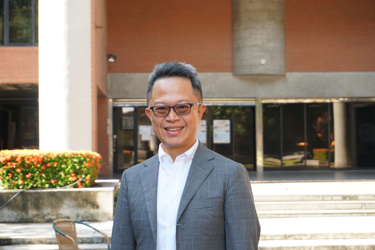 Outstanding alumnus in the category of business elite: Robert Hoo – President of Anatek Enterprise Co., LTD (Department of Chemistry, BS, 1989)