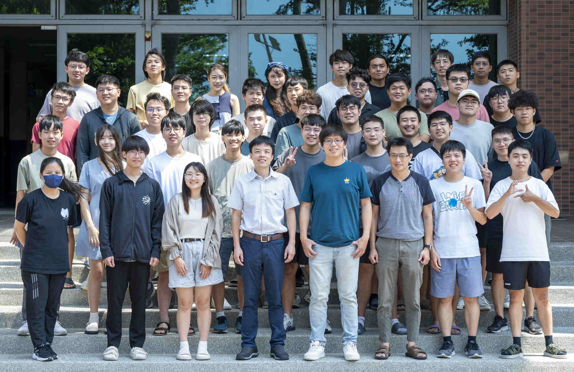 Professor Tsung-Hsien Lin (fourth from left in the front row), Chair Professor and Vice President for Research and Development at the Department of Photonics, NSYSU, has been elected as a 2025 OPTICA Fellow. The picture shows a group photo of laboratory members.
