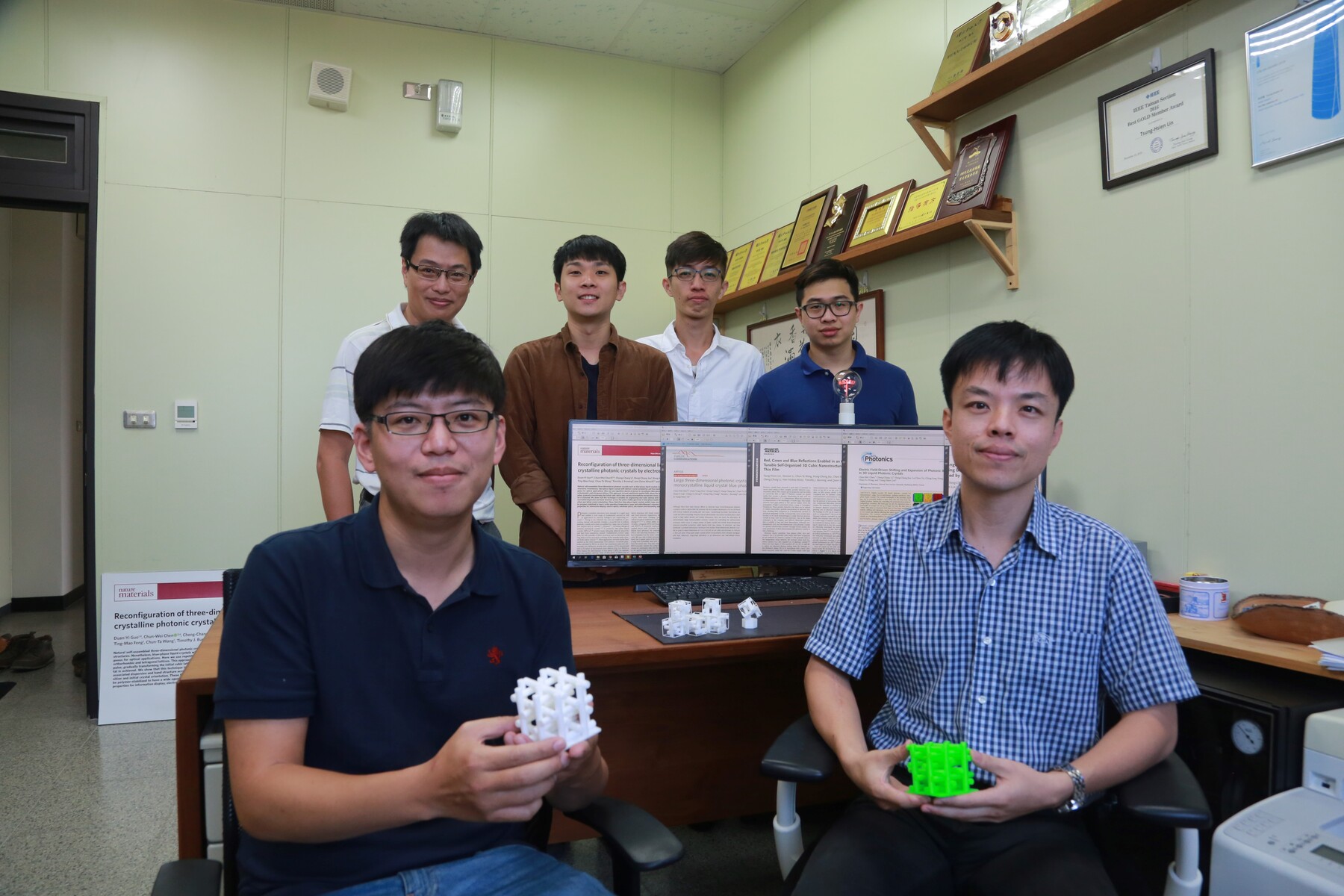 Professor Tsung-Hsien Lin (front row, first from right), Chair Professor and Vice President for Research and Development at the Department of Photonics, NSYSU, has been elected as a 2025 OPTICA Fellow.