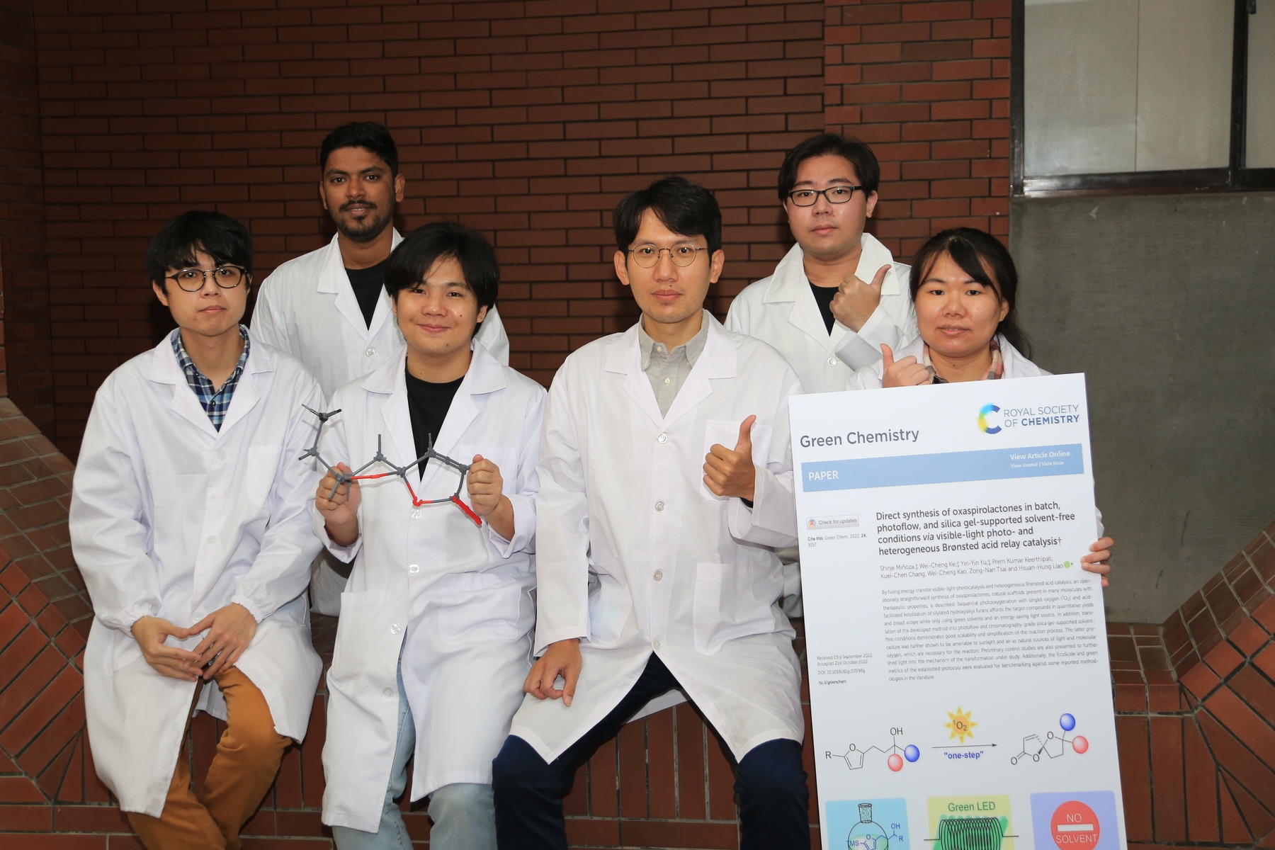 Hsuan-Hung Liao, a recipient of the Yushan Young Fellow Program and an assistant professor of the Department of Chemistry at NSYSU (third from the left), successfully established a silica-supported solvent-free method for the synthesis of oxaspirolactones, along with the use of abundant natural resources such as sunlight and air in Kaohsiung as crucial ingredients. This methodology is proven more environmentally safe and cost-efficient than conventional ones. The findings have been published in the globally renowned research journal Green Chemistry.