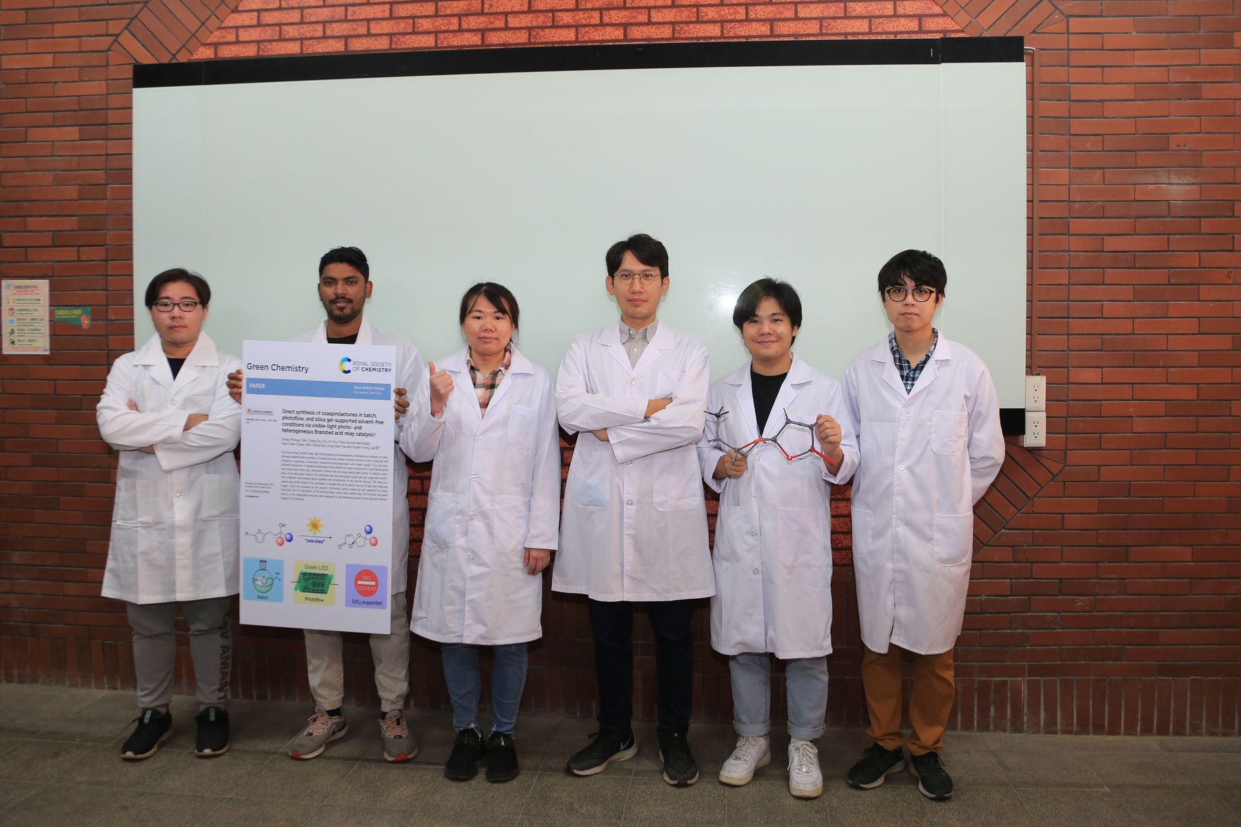 Hsuan-Hung Liao, an assistant professor of the Department of Chemistry at NSYSU (fourth from the left) indicated that this technique was performed under sufficient sunlight conditions in Kaohsiung. In gloomy weather where sunlight is insufficient, LED light strips or household fluorescent light bars can be used instead for the synthesis. These light sources are commonly used at home, in offices and laboratories, and even as light decorations during the Christmas season. The synthesis can be finished within 12 hours.