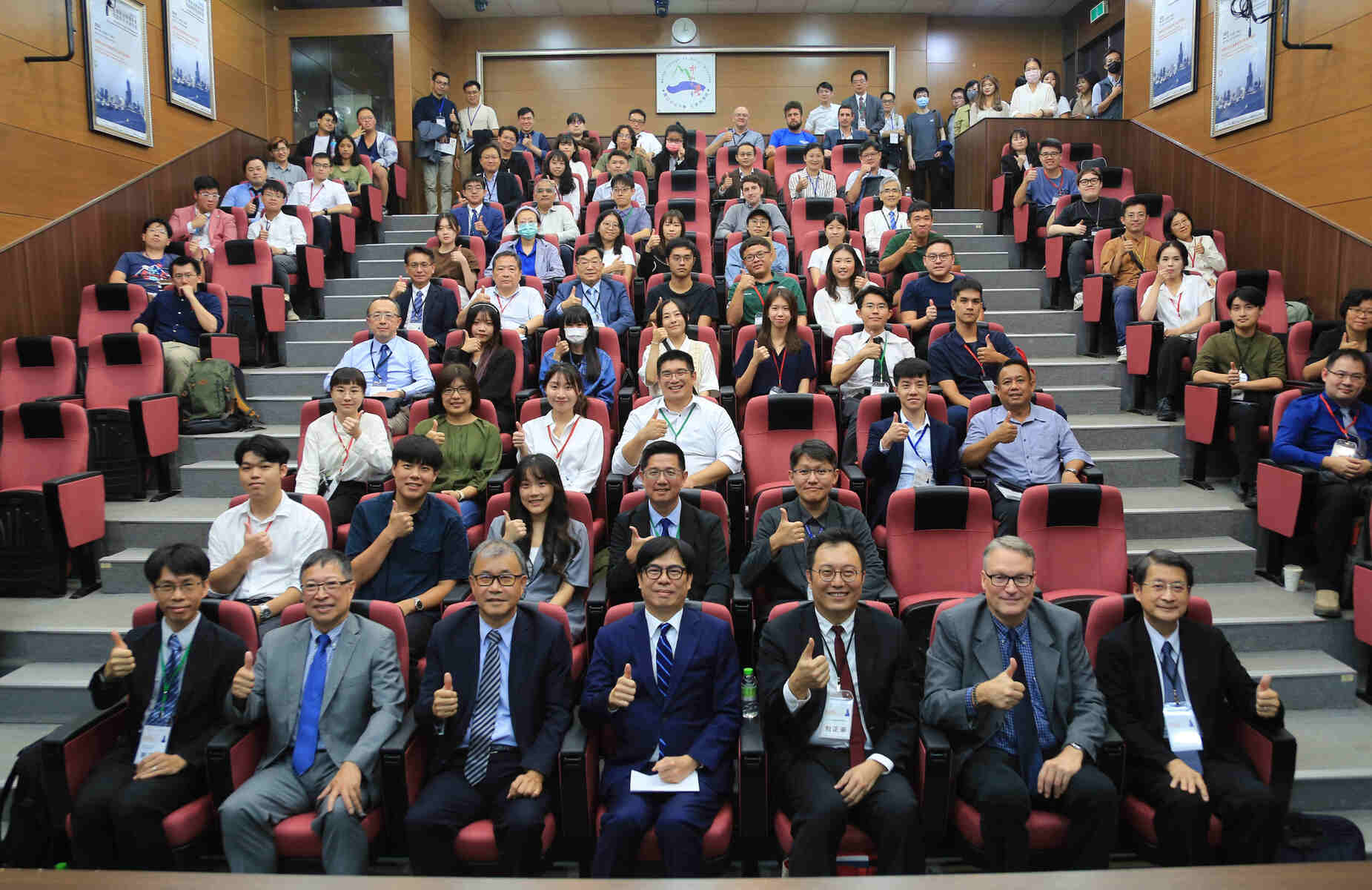 The Institute of Political Science at National Sun Yat-sen University (NSYSU) and the Taiwanese Political Science Association (TPSA) held the 2023 Annual Conference of TPSA with the theme of "The Impact of the International Order and the Challenges of Democratic Politics." More than 200 political scientists and graduate students from Taiwan, South Korea, Japan, the United States, the Philippines, Indonesia, Vietnam, and Hong Kong gathered in Sizihwan, and Kaohsiung Mayor Chi-mai Chen (the middle of the front row) was invited to attend.