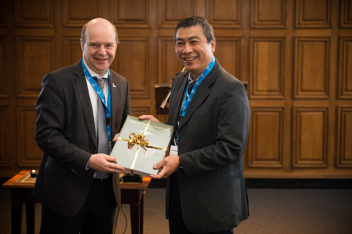 Director for International Relations of Ghent University Guido Van Huylenbroeck (on the left) exchanges souvenirs with Vice President for International Affairs of NSYSU Chih-Wen Kuo.