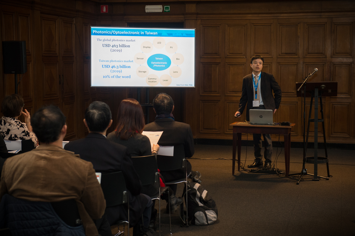 Chairperson of the Department of Photonics at NSYSU Tsung-Hsien Lin gives a keynote speech on photovoltaic materials.