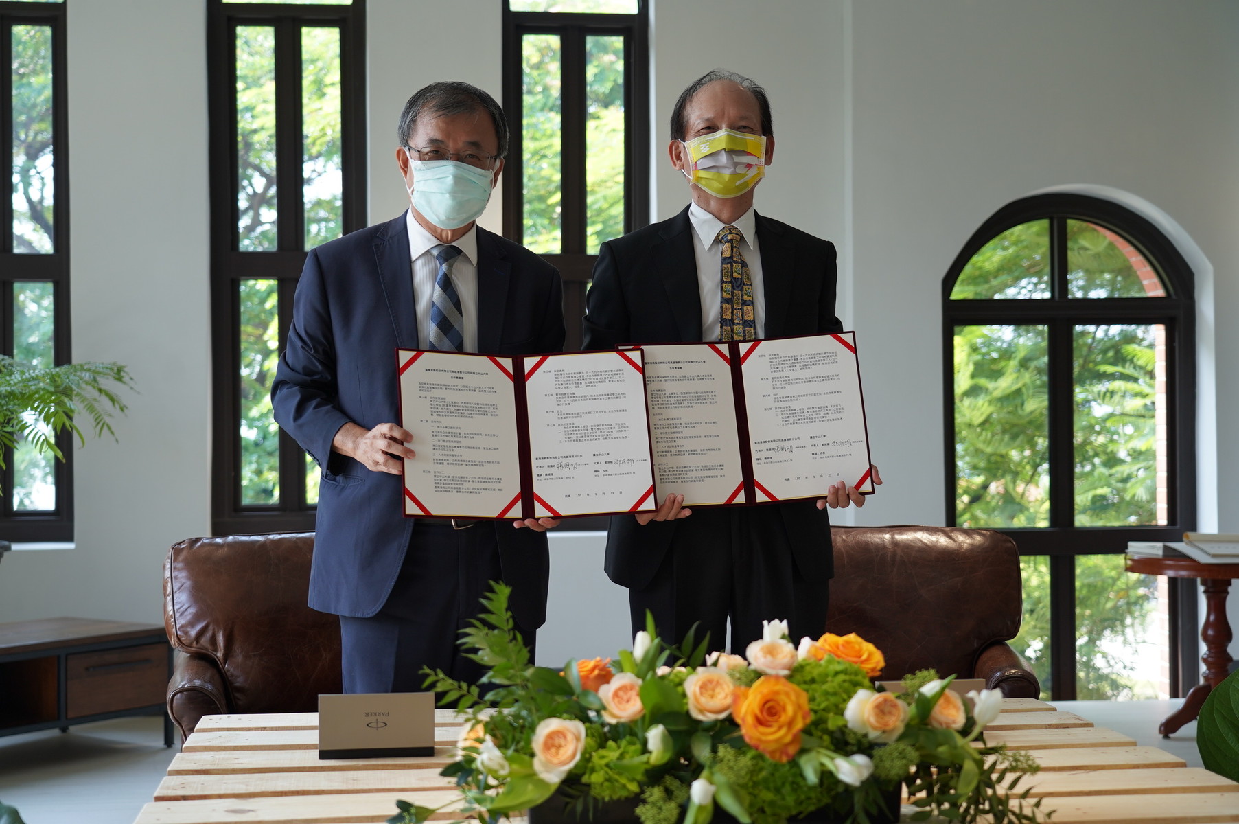 NSYSU President Ying-Yao Cheng and Vice President and CEO of the Port of Kaohsiung Kow-Ming Chang signed a letter of intent on industry-academia cooperation.