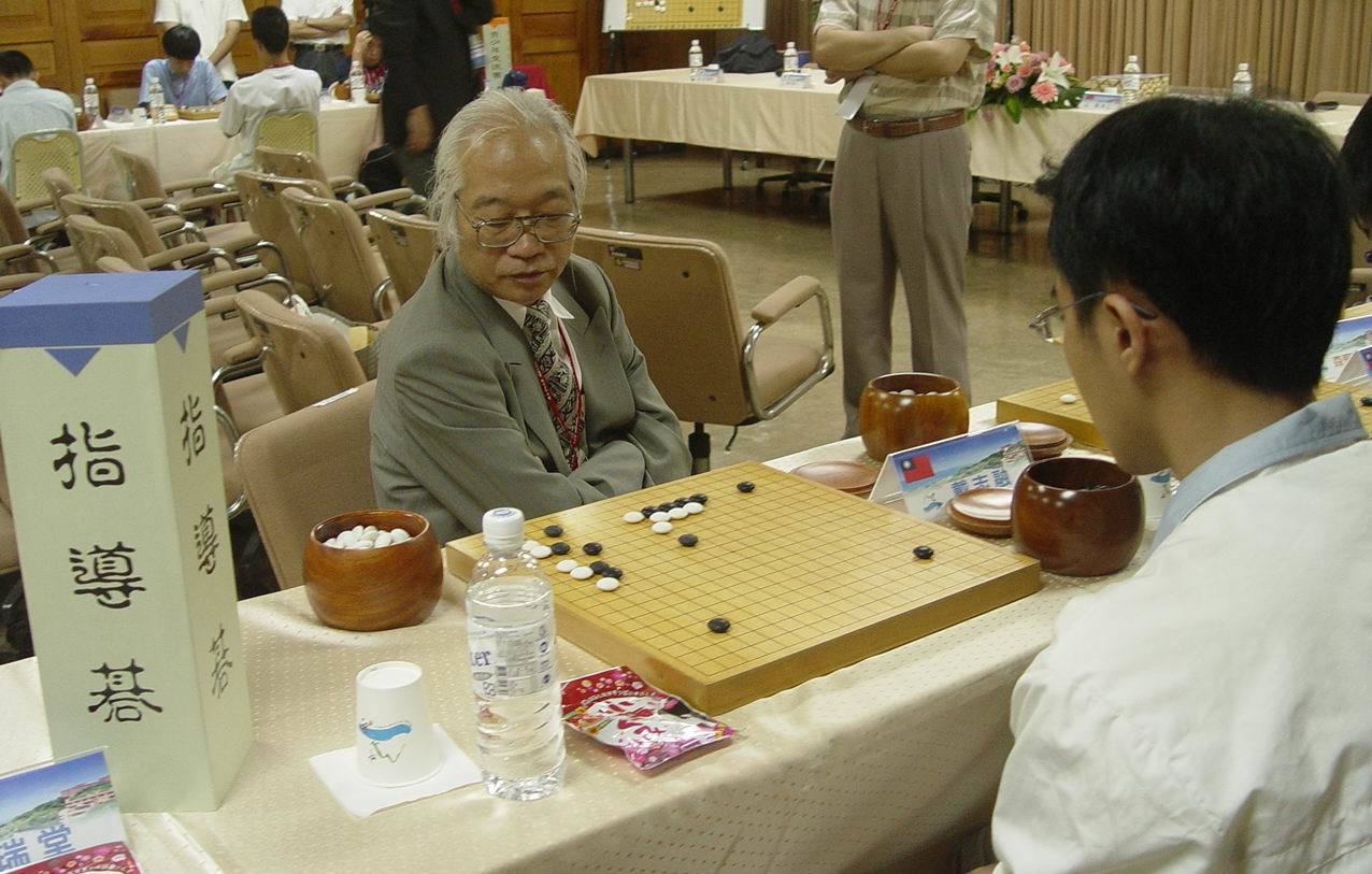 「2005年台日青少年圍棋交流友誼賽」今日(5)在中山大學展開，由日本子供圍棋普及會代表，也是日本綠星圍棋學園代表菊池康郎先生率隊來台，職業棋士九段的森野節男與職業棋士五段的望月研一也同中山大學、高雄醫學院圍棋社學生對奕指導棋圖片