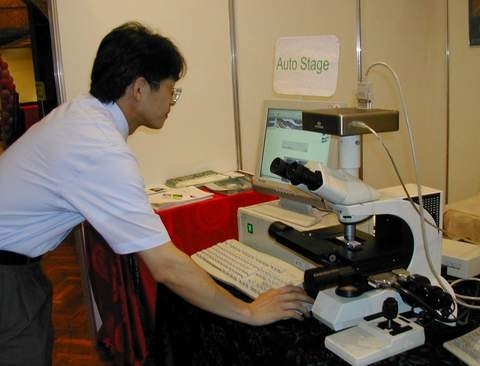 「2002焦點顯微科技研討會」首度移師高雄，由中山大學物理系主辦。圖片
