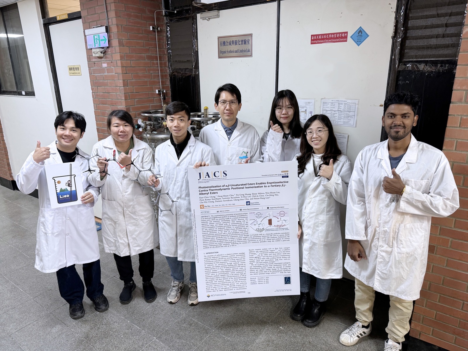 A revolution of light! Dr. Hsuan-Hung Liao (fourth from right), Associate Professor of the Department of Chemistry at NSYSU, and his team have propelled the preparation of a potential Alzheimer's drug into a leading chemistry journal. By applying "uphill synthesis" through eco-friendly photocatalysis, the team boosted the production efficiency of a compound to nearly 1,000 times while reducing costs to just one-fourth compared to conventional methods. The groundbreaking study has been published in the prestigious Journal of the American Chemical Society (JACS).