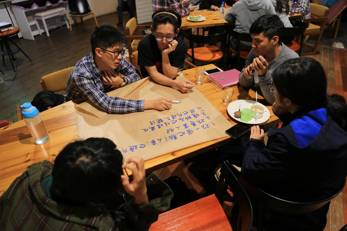 Students debating on how to set up a repair café in Kaohsiung and what is needed to discuss an action plan to recycle fishing nets