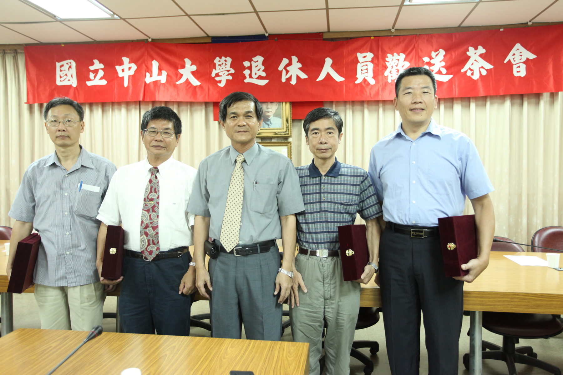楊弘敦校長頒贈退休人員紀念獎牌圖片