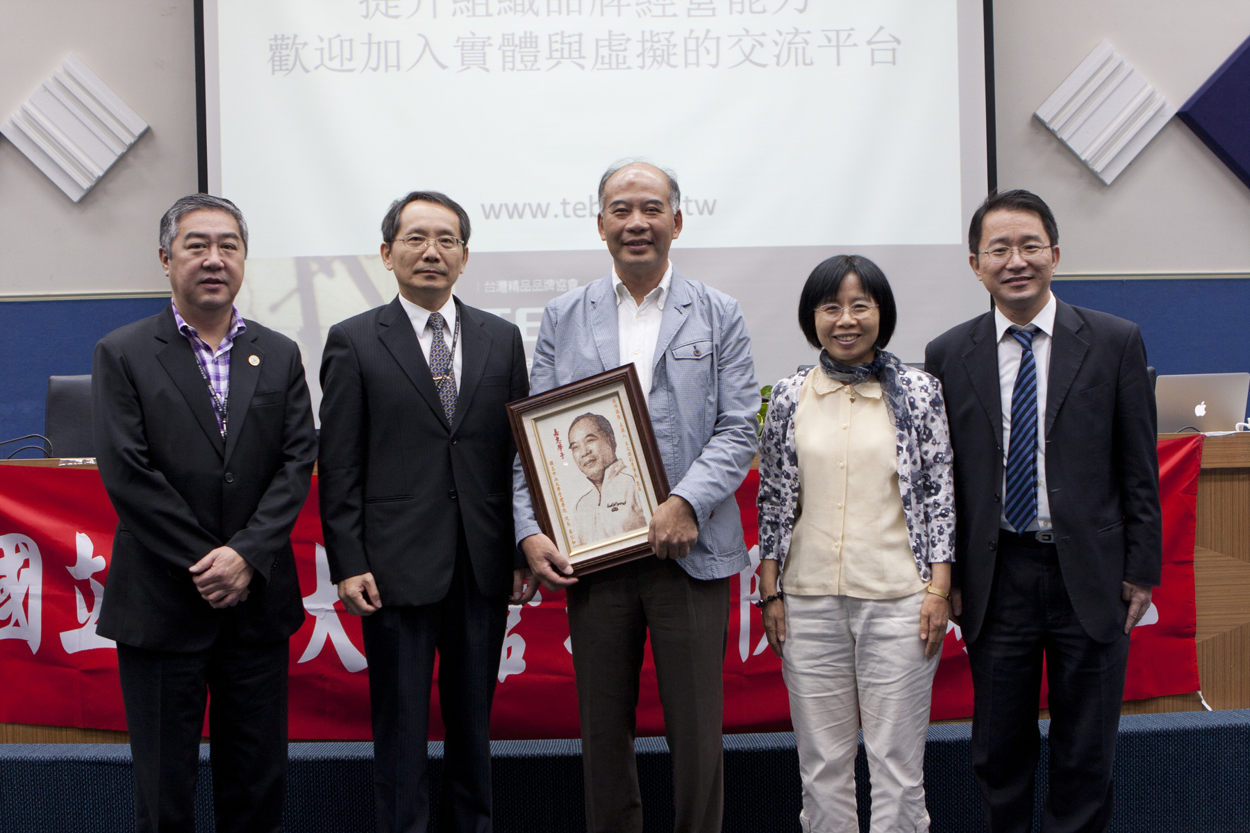 左至右)李雄慶 管理學院院長吳仁和 王文燦 副院長賴香菊圖片