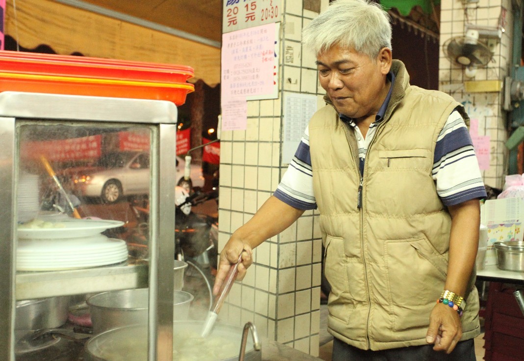 伯伯煮水餃圖片