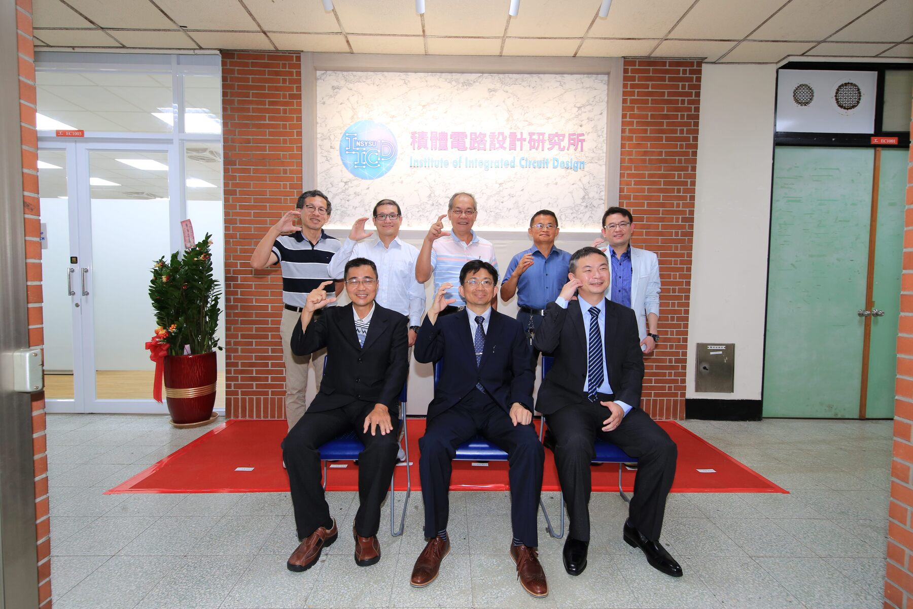 To cultivate high-tech talents, NSYSU established a new IC Design Institute, emphasizing internationalized teaching and research. Key research areas include underwater technology application chips, green energy system integration chip design, artificial intelligence, and encryption technology IC design, and the courses will be conducted entirely in English.