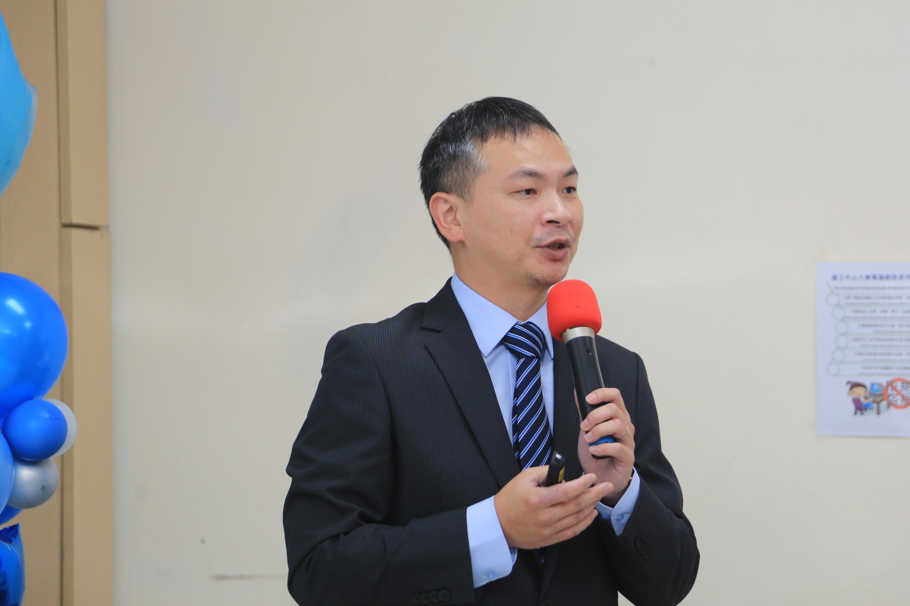 Tong-Yu Hsieh, Chair of the Institute of Integrated Circuit Design of NSYSU, delivered a briefing