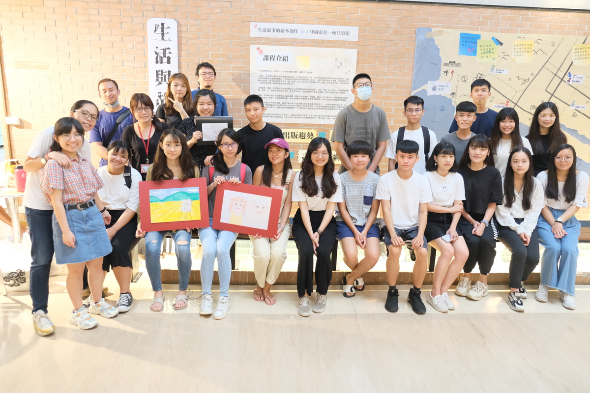 Students and teachers of the course “Illustrating with life stories: picture book composition”Image