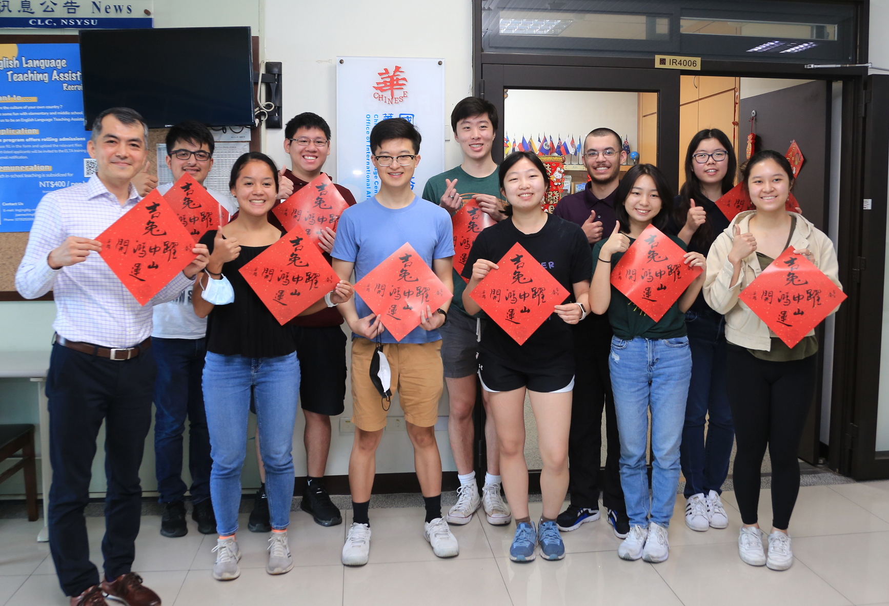 NSYSU President Ying-Yao Cheng presented MIT students with handwritten calligraphy Spring Festival couplets