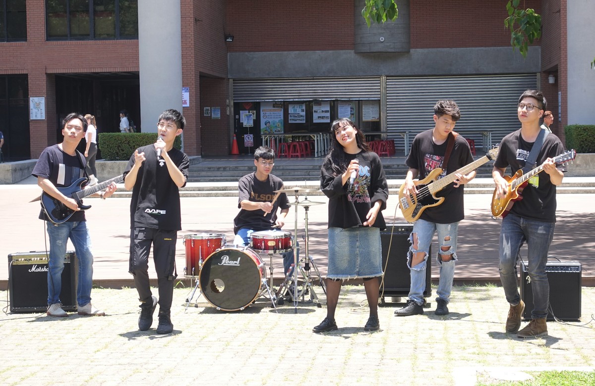 The student band that recorded NSYSU 2021 graduation music video – "模樣used to be_". From the left is senior student of the Department of Music Po-Yuan Wu, alumnus of the Department of Music Po-Han Yang, and senior students Yu-Chia Su, Yun-Yao Lin, Hsiao-Ke Li, and Wei-Chuan Chan.Image