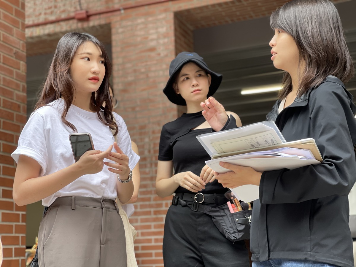 Actors discuss the script of the music video / Photo by Yu-Chi TsaiImage