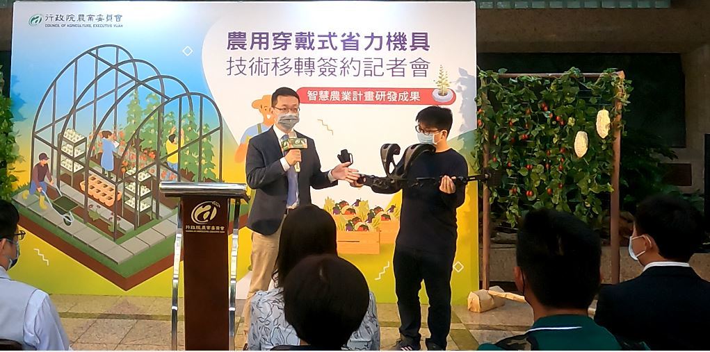 Senior Vice President of NSYSU Mitch Chou explained the principles of bionic technology.