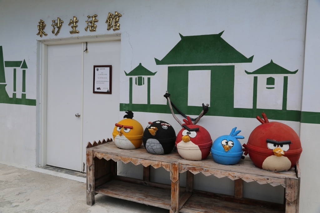郵局外彩繪成憤怒鳥的浮球圖片