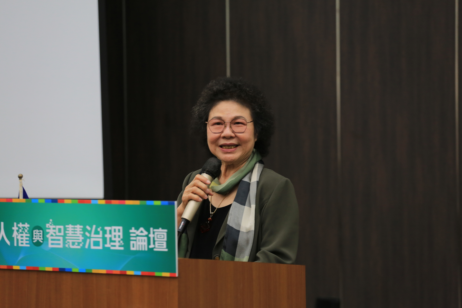 Chen Chu, the former mayor of Kaohsiung City and the Chairperson of the National Human Rights Commission (NHRC) was invited to return to NSYSU, her alma mater, to offer the opening remarks for the event. She encouraged students to expand their horizons with proactivity, to learn from multiple areas, to consider AI development with varied perspectives and tolerance, and to pay attention to human rights and social justice concerns.