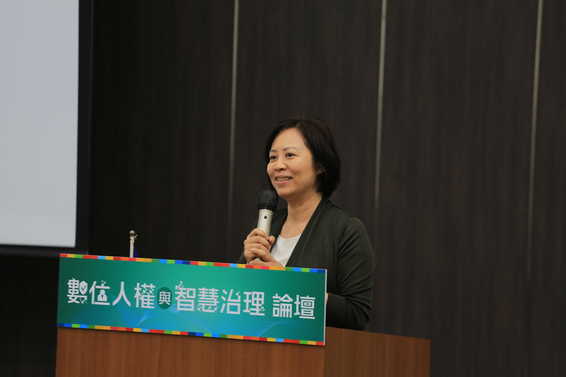 Yen-Wen Peng, Chair of NSYSU’s Institute of Public Affairs Management, indicated that artificial intelligence should be utilized to bridge digital gaps rather than solely being rejected to prevent corruption.