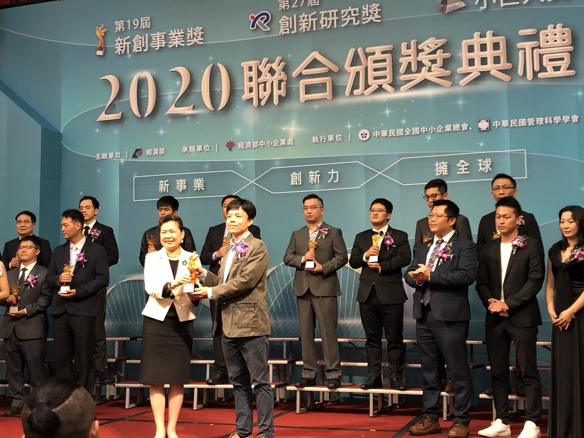 Minister of Economic Affairs of the Republic of China Wang Mei-Hua confers the MOEA Business Startup Award to Distinguished Professor Tsung-Hsien Lin of the Department of Photonics, NSYSU.
