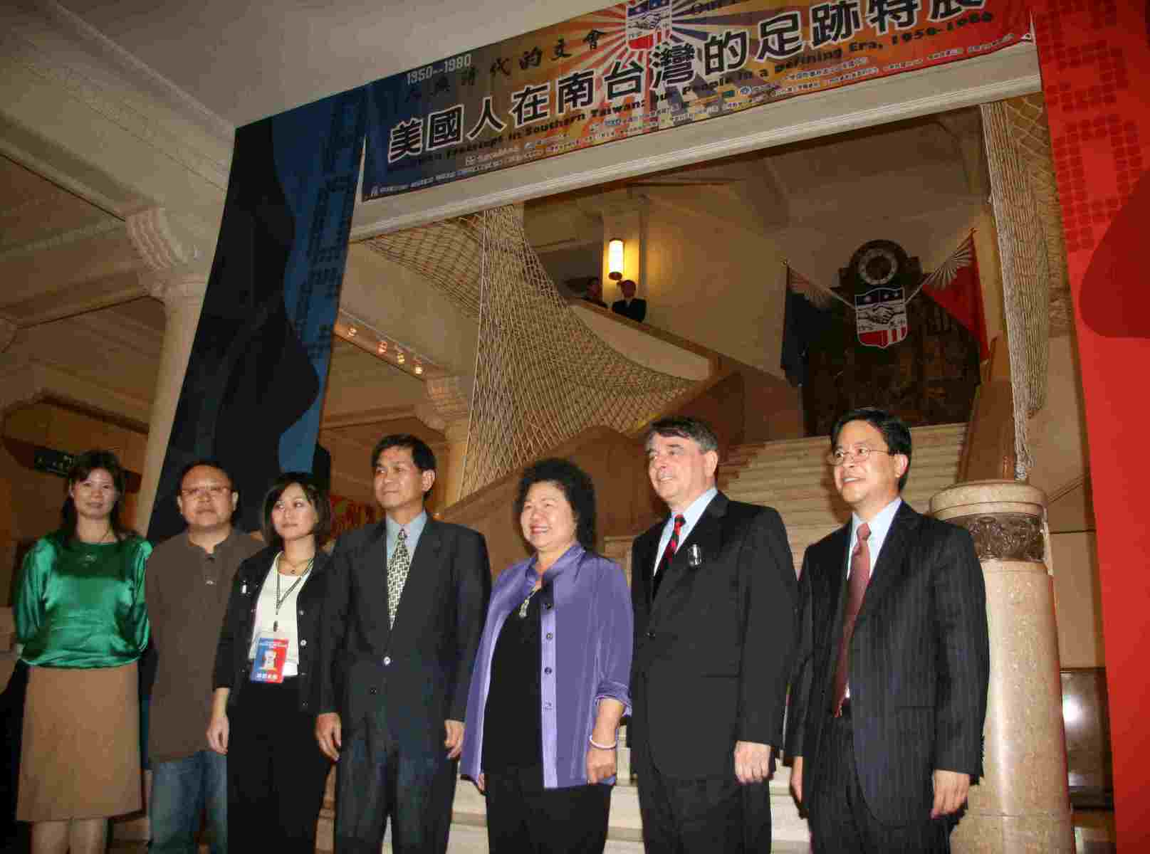 左起為史博館館長王文翠、文化局局長史哲、中山美國中心主任辛翠玲、中山大學校長楊弘敦、高雄市長陳菊、AIT台北辦事處處長司徒文、AIT高雄分處處長康晟如圖片