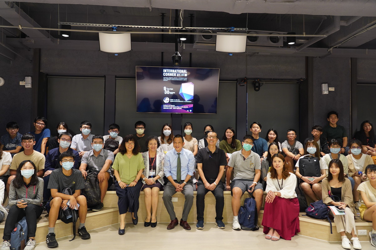 Group photo of the first lecture of International Corner.