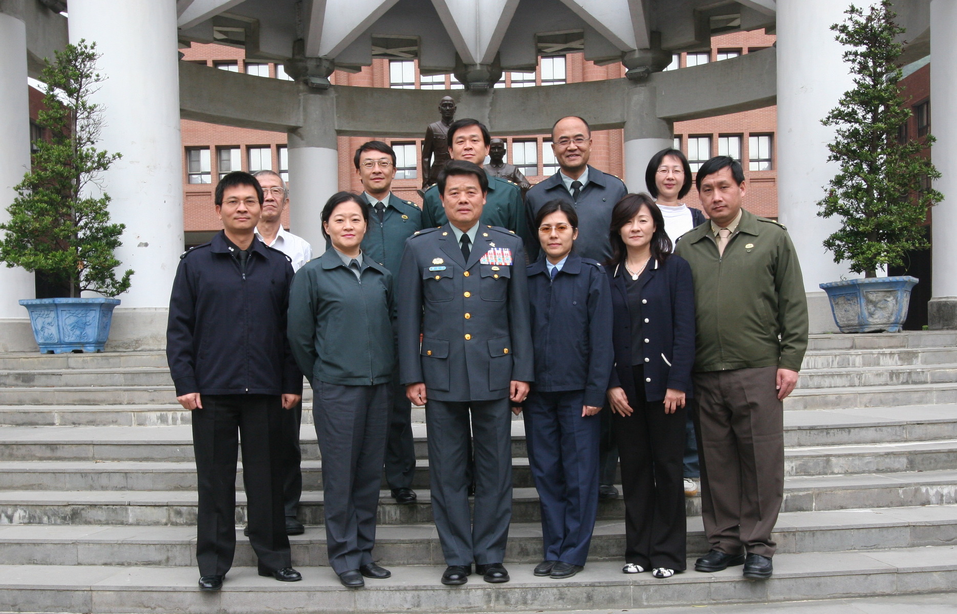 教官們與鄧先揮總教官合照(前排左三)，離情依依圖片
