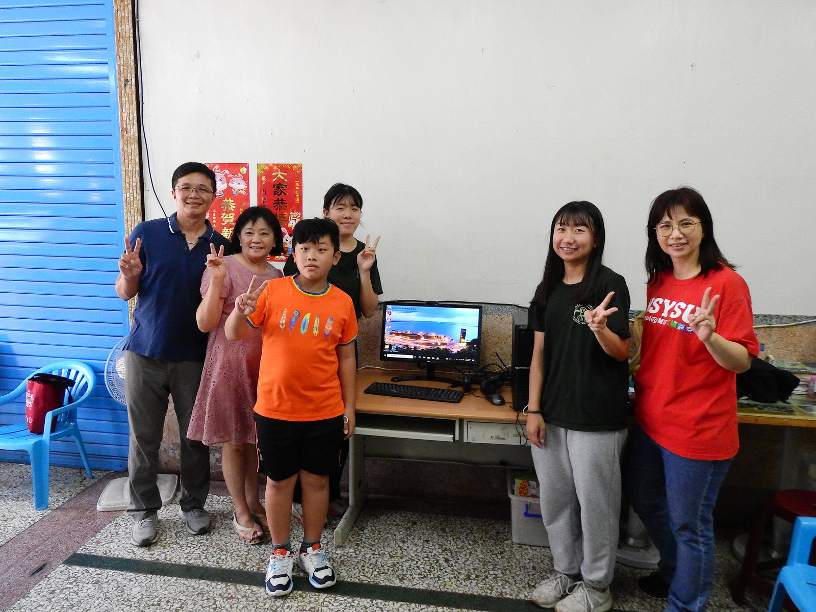 The group photo of volunteers, Linbian Primary School faculty, and students