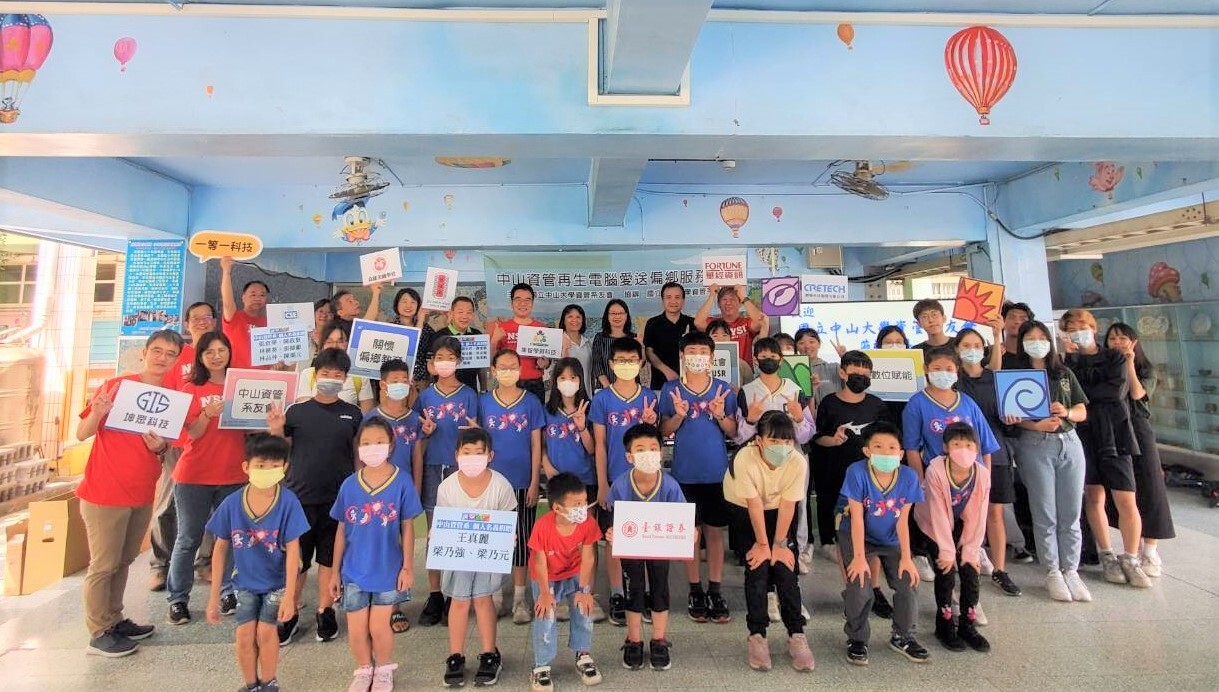 The group photo of volunteers, Chiang-Yuan Primary School faculty, and students