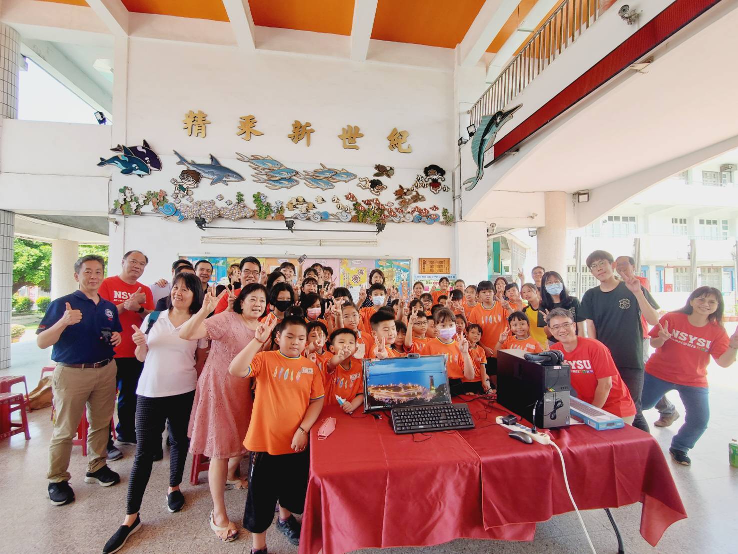 The group photo of volunteers, Linbian Primary School faculty, and students