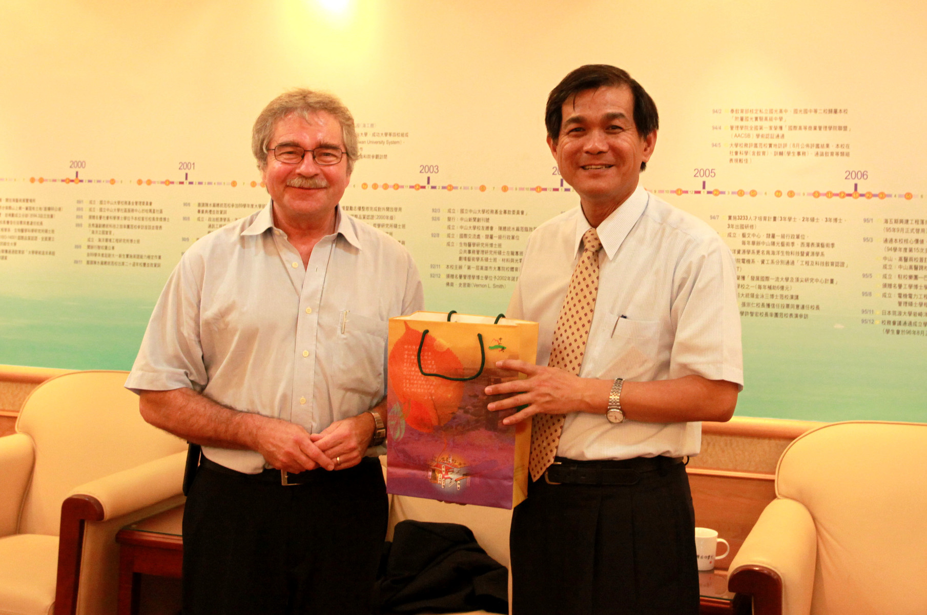 楊弘敦校長致贈紀念品給Dr. Georg Bednorz圖片
