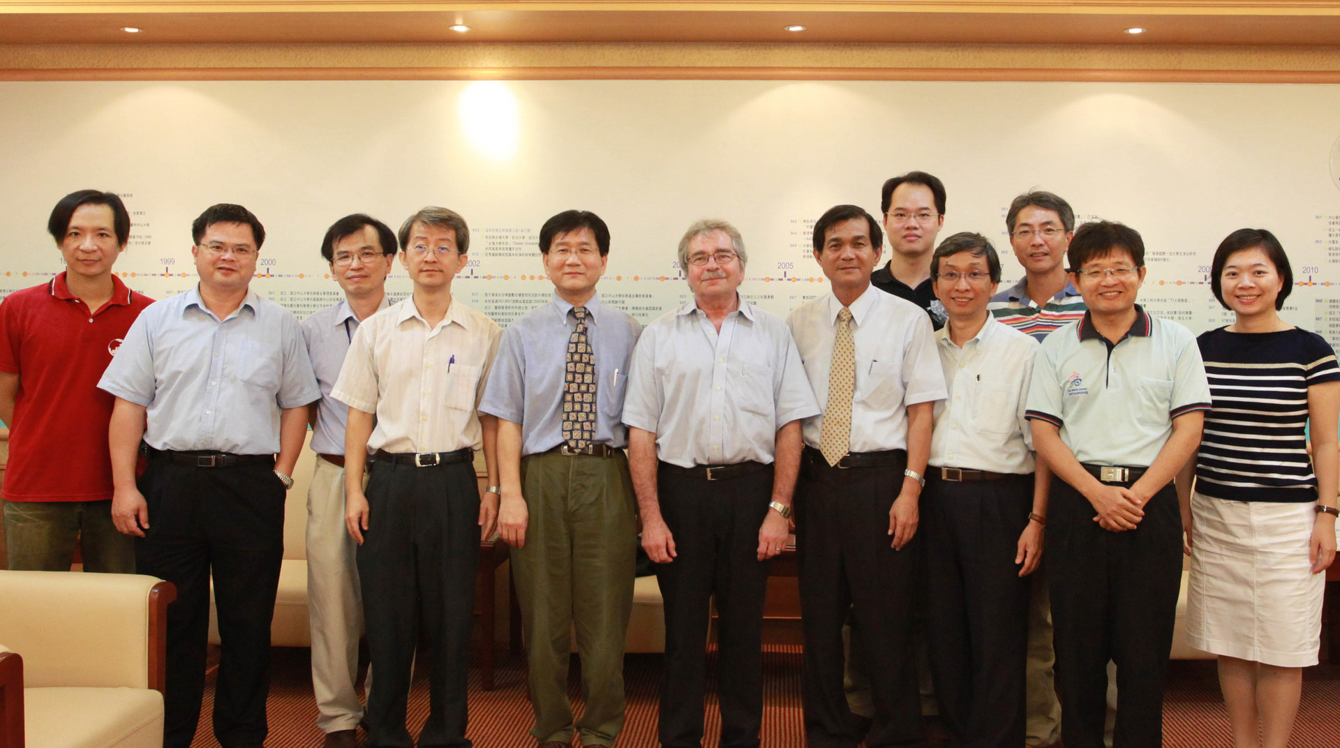 Dr. Georg Bednorz在校史室和教職員們合影圖片