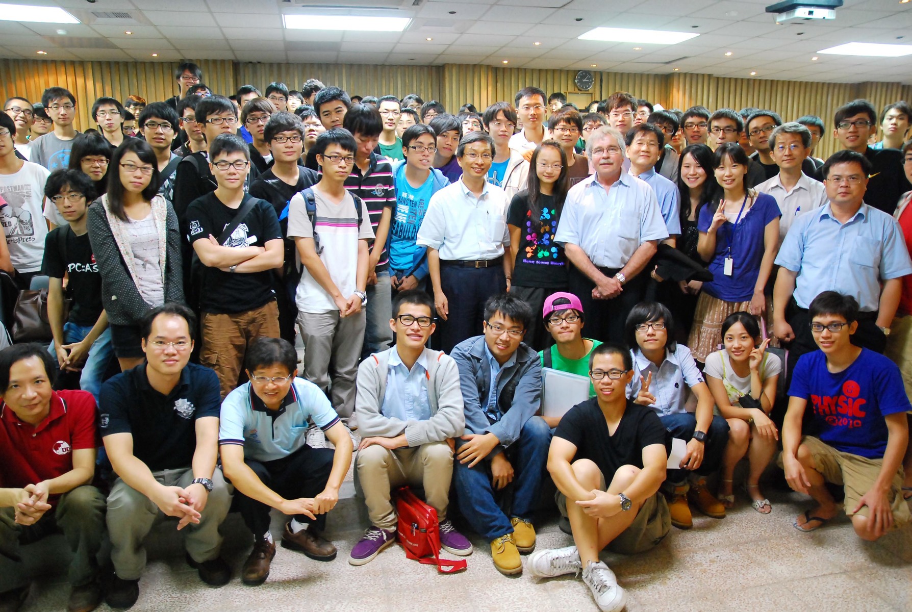 Dr. Georg Bednorz與同學們一同合影圖片