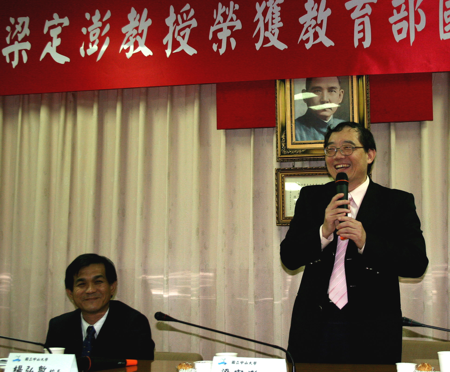 左為中山大學校長楊弘敦、右為終生榮譽國家講座主持人梁定澎圖片