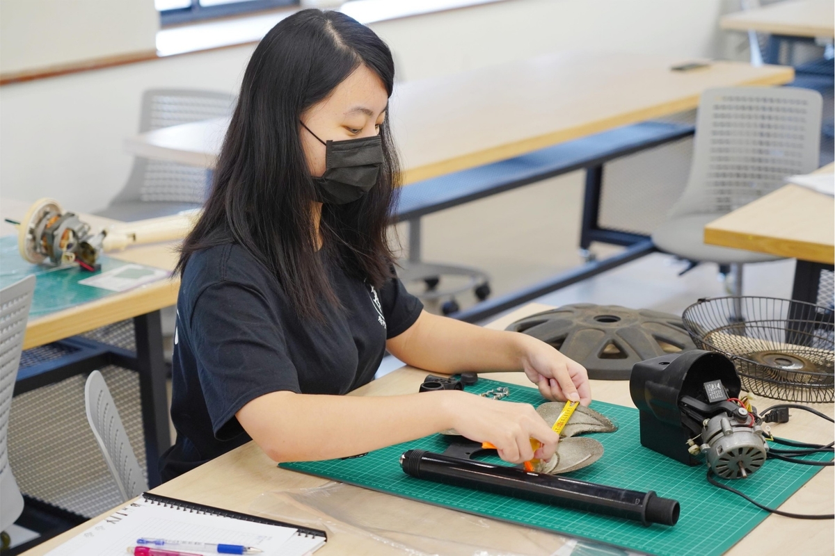 The students disassembled electric fans to understand the functions of each part.